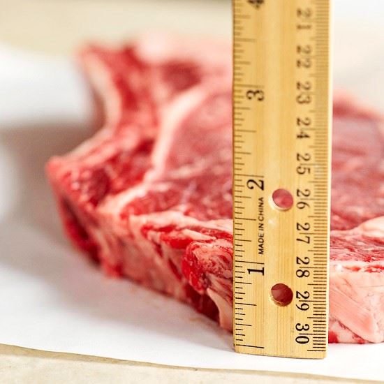 Cách cắt thịt bò kobe cho món này?