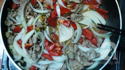 Hình 3. Đảo nhanh tay các nguyên liệu cùng với thịt bò