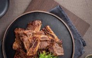 미국산 뼈 있는 갈비 – 미국식 정통 바비큐 파티의 시선을 사로잡는 요리