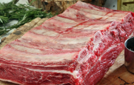 VÌ SAO SƯỜN BÒ MỸ LUÔN NẰM TRONG TOP MÓN BÁN CHẠY CỦA STEAKHOUSE?
